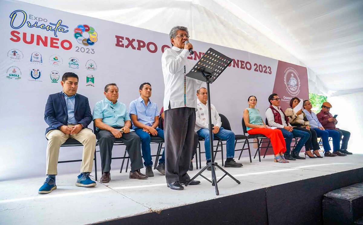 IraAquinoG's tweet image. ¡Ofertas educativas! 🤩 Acompañamos al Presidente Municipal @FMartinezNeri, en la inauguración de la Expo Orienta #SUNEO 2023, que organizó la Secretaría de Bienestar Municipal de #Oaxaca de Juárez y el @SUNEO_Oaxaca.