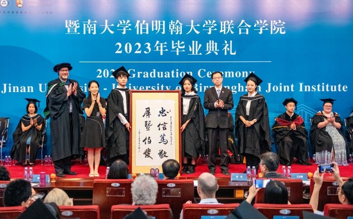guangzhou_daily's tweet photo. 6月21日，暨南大學伯明翰大學聯合學院2023年畢業典禮在暨南大學石牌校區舉行。畢業生們身着伯明翰大學學士服依次上台接受祝福。據了解，接下來暨南大學與伯明翰大學將就合作開辦雙學位碩士項目進一步深化合作。
畢業典禮現場，伯明翰大學校長亞當·蒂克爾指出，獲得兩校學位並非易事，相信這四年的經歷會持續激勵大家前行的路，鼓勵學子們勇往直前、繼續向前奔跑。
@unibirmingham @news_ub #principle #CommencementCeremony #GUANGZHOU