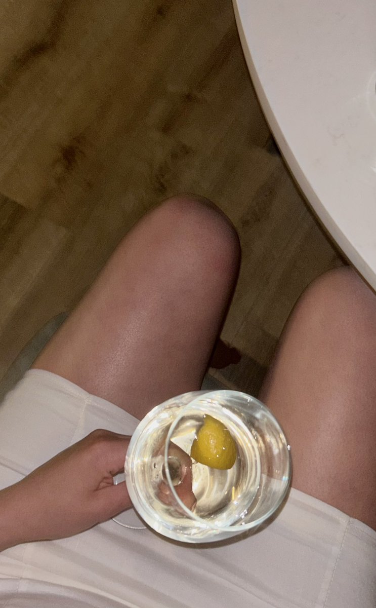 amelnyx's tweet photo. Я так люблю вино. Уявляю життя без кока коли, але не без вина … https://t.co/SiWwdFUF5D