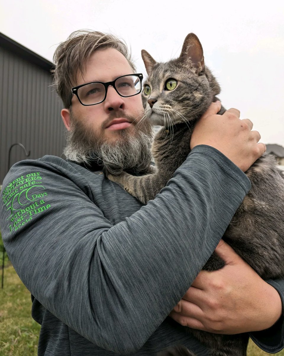 Backyard hangs with my dude.
#DorkLife #OliverTheCat #SirChonkingham
Photos by Mandy