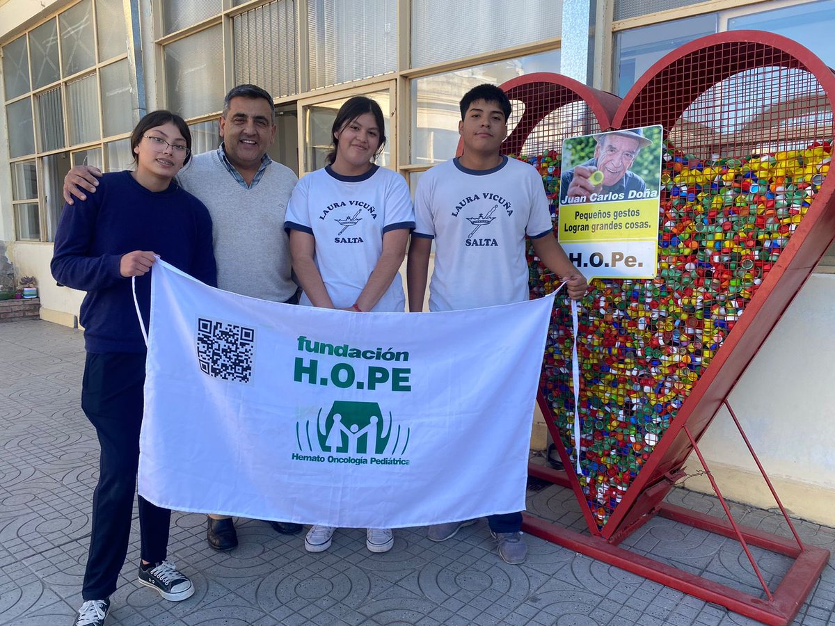 Hope_Salta's tweet photo. El ejemplo de Don doña continúa vigente! , hoy su hija y nuestra querida amiga Andrea Doña estuvo retirando el corazón de tapitas del Colegio Maria Auxiliadora que se sumaron a la #CampañaReciclaPorLaVida ♻️

🙌🏻Muchas gracias ❤️❤️

“Pequeños gestos logran grandes cosas” 💪🏼 https://t.co/VKj2SnRELZ