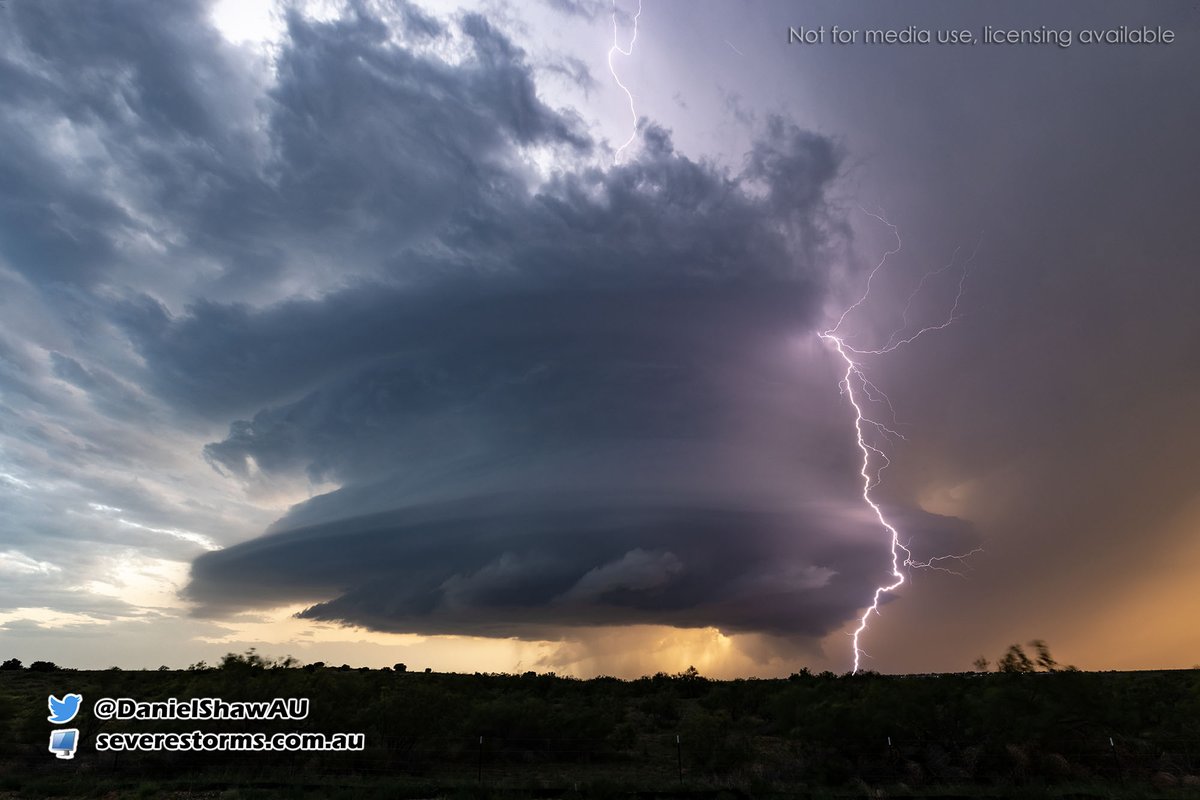 One of the more beautiful supercell structures I have seen for a while. This was captured near Logan New Mexico 25mins ago. Watch live at: severestorms.com.au @NWSAlbuquerque #nmwx