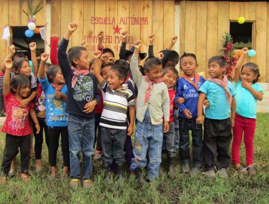 ‼️ 3 Zapatista communities are attacked by paramilitary group in Ocosingo, Chiapas. The armed group, Orcao, has fired at least 716 shots, set fire to land next to the autonomous middle school &amp; has burned plots where families of #EZLN work. ✊🏿🧵1/3📸:<a href="/ChiapasSchools/">Schools for Chiapas</a> <a href="/yretiemble/">YRetiemble!</a>
