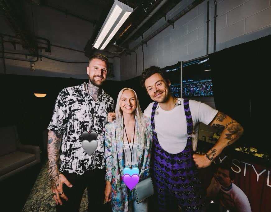 Harry backstage with football player Sonny Bradley and his wife Amy Silvester during his third night at Wembley! 

📸: Lloyd Wakefield