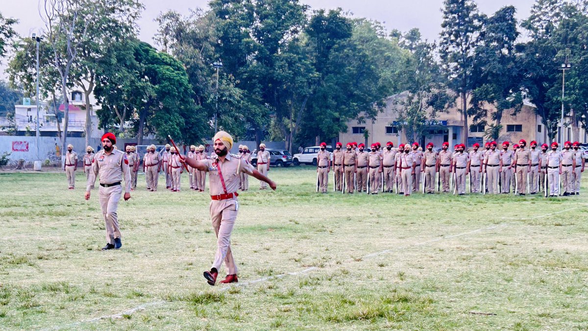 MalerkotlaPol's tweet image. In order to maintain discipline, physical fitness and to increase the efficiency of police personnel #GeneralParade was conducted by Malerkotla Police in which antiriot drill was conducted and police official from police stations and wings were participated the prade.