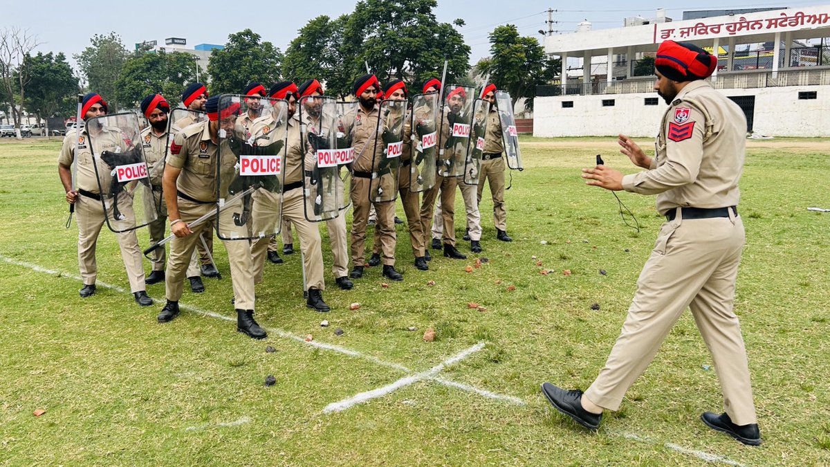 MalerkotlaPol's tweet image. In order to maintain discipline, physical fitness and to increase the efficiency of police personnel #GeneralParade was conducted by Malerkotla Police in which antiriot drill was conducted and police official from police stations and wings were participated the prade.