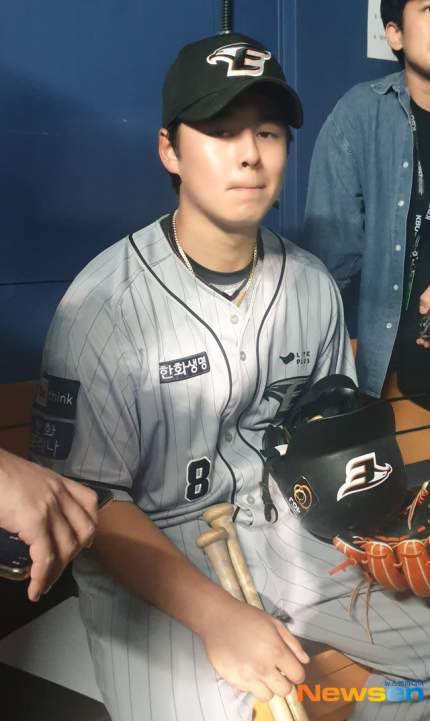 나 기사사진 찾다가 기절했다 이게 대체 무슨 돼지감자 국대3루수 홈런왕 노시환이냐? 야선 기사사진도 포토샵해줌? 경남고 노시환 잠깐 왔다간 거 아니가…