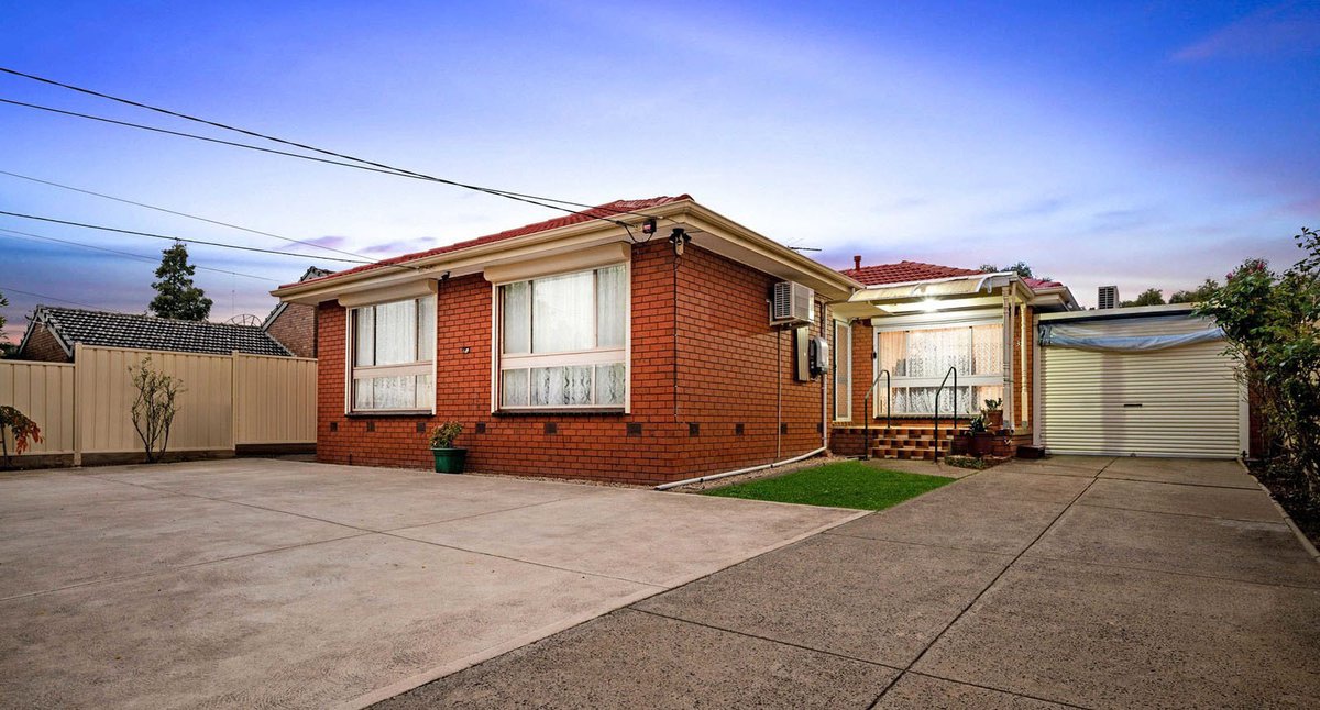 BarryPlantStAlb's tweet photo. Looking for a quality #familyhome with space, flexibility and convenience? Don't miss our #auction of this exciting home in #StAlbans this Saturday. For details - https://t.co/4jDxiuRC2f 
#RealEstate #Melbourne #homeforsale #Brimbank #propertyinvestment #WestIsBest https://t.co/JZNRze9V6n