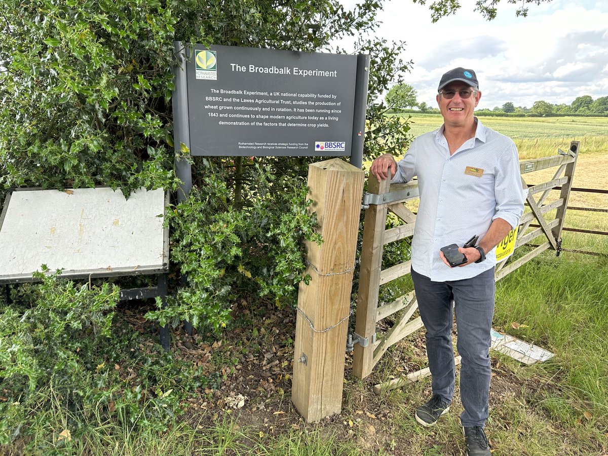 Here’s what wheat looks like after 180 years in a row of either no manure or fertiliser (bottom L) or 14 and 35 t/ha of farmyard manure every year (top L). Agronomist Paul Poulton explains the trial while Jeremy Whish <a href="/CSIRO/">CSIRO</a> contemplates how he would manage that much data.