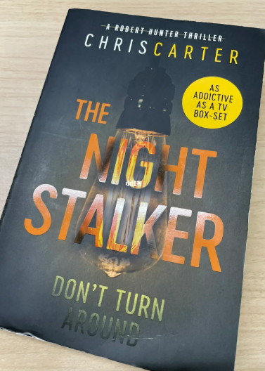 mabel_mabellin's tweet photo. On the couch next to the bathroom door while taking a shower. A stalker might be lying under your bed while you sleep; A stalker might be lurking in the dark in the corner of the room while you paint; Staring back at you.
#ChrisCarter
#NightStalker
#ReadingDaily https://t.co/7XoERCqck6