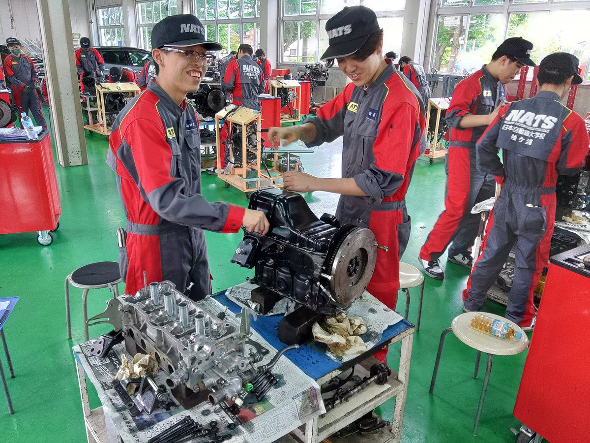 NATS_Sodegaura's tweet photo. 1年生初めてのエンジン分解組立！無事に始動できるかな？
#NATS-S#NATS#日本自動車大学校袖ケ浦校#日本自動車大学校#エンジン#1年生#ドキドキ#ワクワク#整備士#夢は大きく https://t.co/NAx55eD9BW