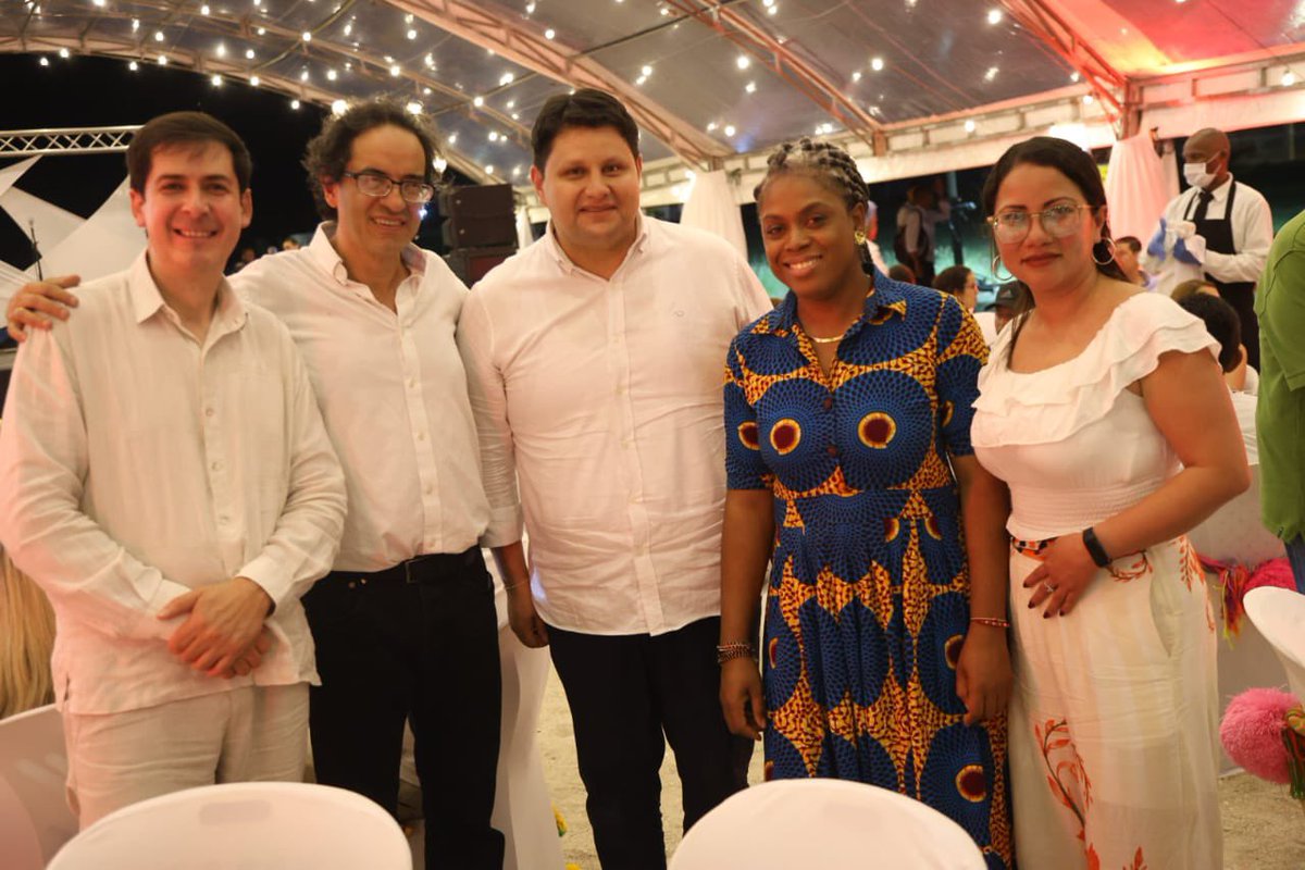 AuroraVergaraF1's tweet photo. Con el equipo directivo de @mineducacion iniciamos en La Guajira ‘Encuentro con Secretarios de Educación de las Entidades Territoriales Certificadas (ETC) del país, para hacer balance de gestión y analizar los retos y las apuestas del sector para los próximos años. https://t.co/ThUzWsZBCa
