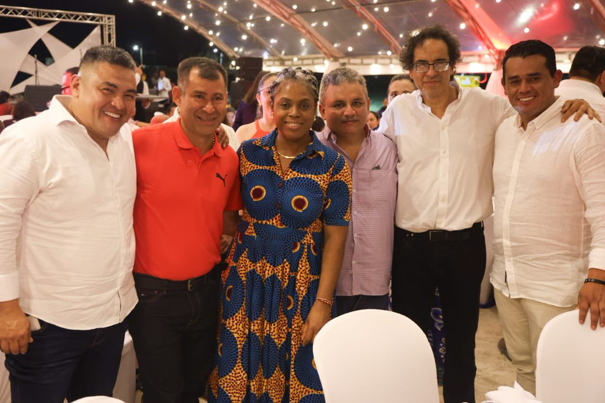AuroraVergaraF1's tweet photo. Con el equipo directivo de @mineducacion iniciamos en La Guajira ‘Encuentro con Secretarios de Educación de las Entidades Territoriales Certificadas (ETC) del país, para hacer balance de gestión y analizar los retos y las apuestas del sector para los próximos años. https://t.co/ThUzWsZBCa