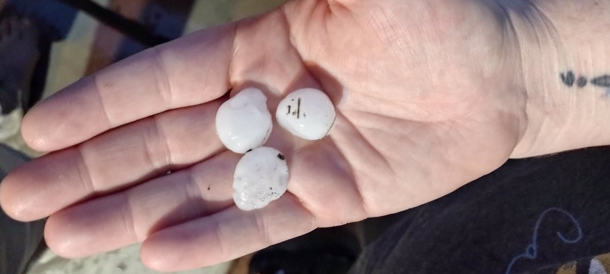 MimiDoesLife's tweet photo. @9NEWS round two in ken Caryl tonight, hit around 8:45. https://t.co/y8euBVoGfS