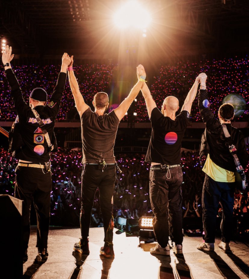 Apenas uma banda muito feliz curtindo os shows em Nápoles. #ColdplayNaples 🌈

📸: @annaleemedia