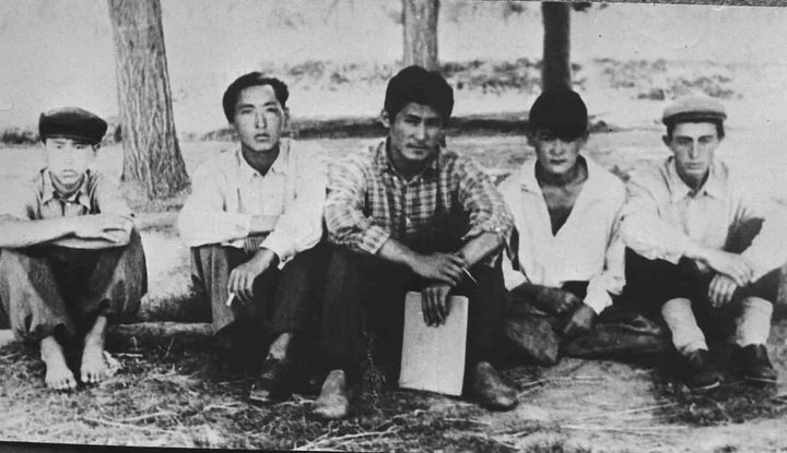 Советский кыргызский актёр кино, художник, народный артист СССР Суймонкул Чокморов (в центре) с односельчанами. Фрунзенская область, 1950-е годы.