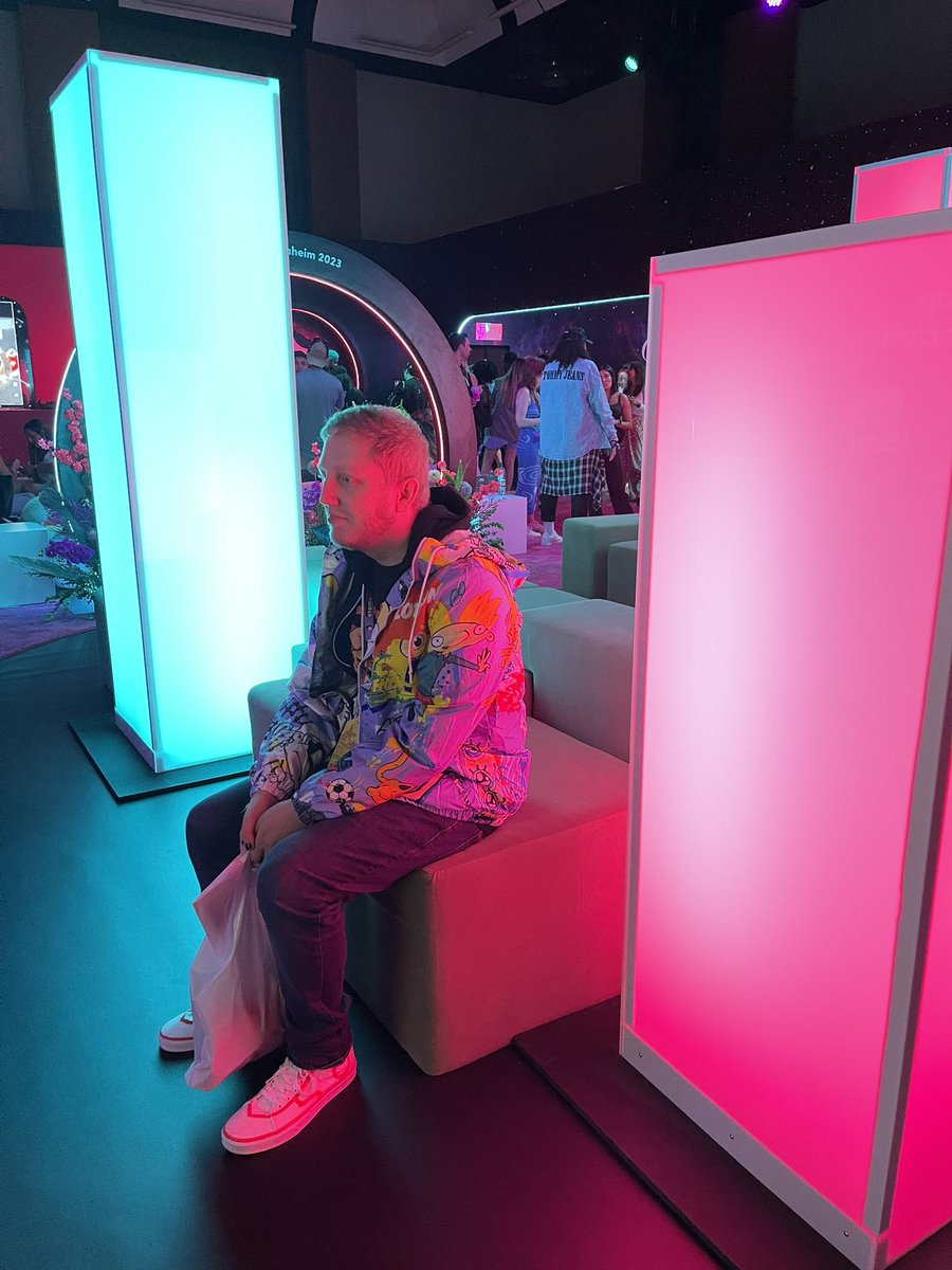Ph1LzA's tweet photo. found the dad chair in the tik tok lounge https://t.co/aFYOJHyb9e