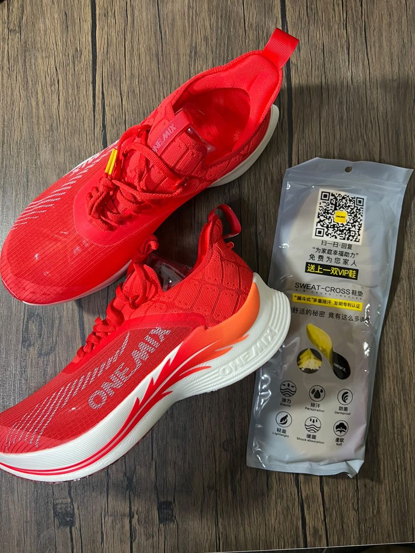OnemixGuo's tweet photo. ONEMIX 21601 Light Armor, Vibrant Red😍
Built-in adaptive carbon plate to help you run to victory!💪
Shoes link: https://t.co/eQydiTNrnq

#jumprope #footwork #sportsgirl #sports #fitness #training #run #runner #shoes #sneakers #jumping #roadruner #tiktok #onemix #marathon #trackandfield #runners #life #gym #football #running #onemix