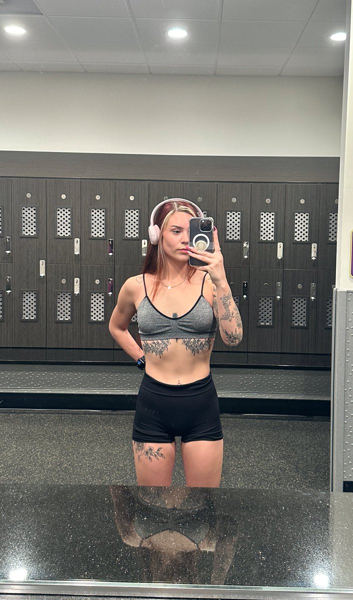 the only selfies i ever take are in the gym