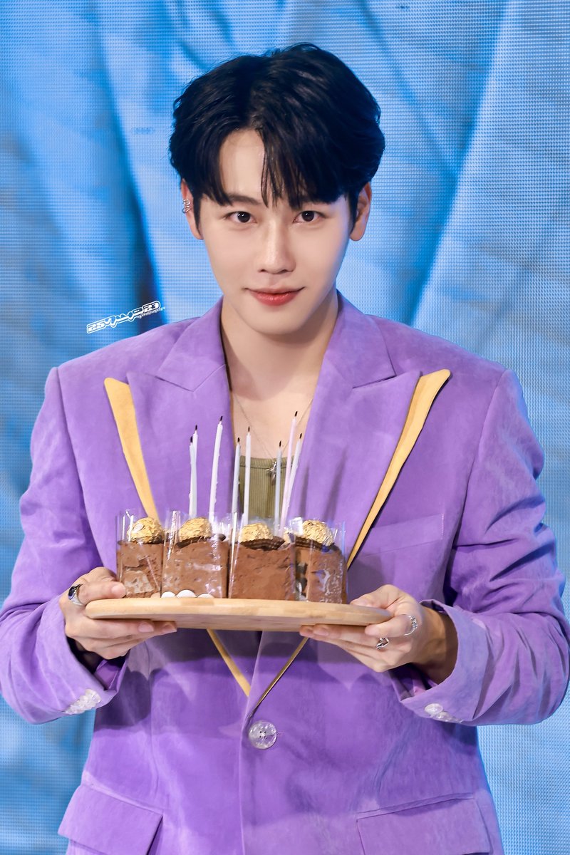 25two23's tweet photo. 🎊Happy Warday🎊

@warwanarat 

#HBD29thSunshineWAR
#warwanarat https://t.co/RVuyotSKx8