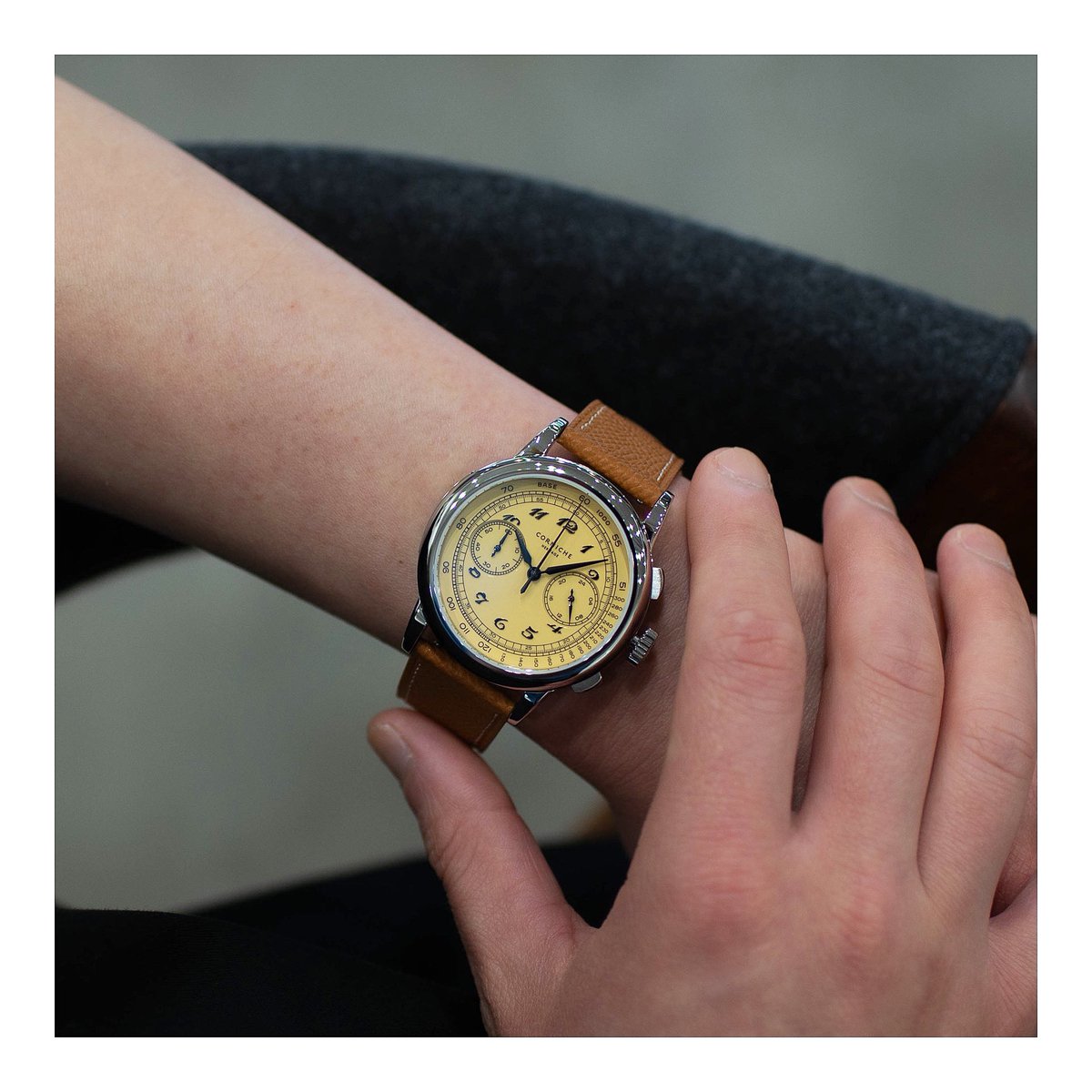 DF_AKI's tweet photo. CORNICHE
L‘Heure d’Or Chronograph

フランス・リヴィエラの早春の光にインスピレーションを受けた限定の腕時計「ルールドール クロノグラフ」は世界300本限定のタイムピースで、シリアルナンバーが刻印されています。

https://t.co/TLKChMy41i

#cornichewatches #corniche #コーニッシュ #時計 https://t.co/lr1mkKNHJi