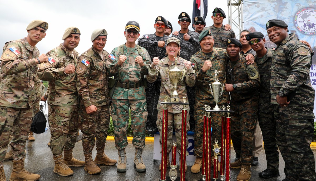 SOCSOUTH's tweet image. #SOUTHCOM CDR General Richardson shares a moment with second place team, Panama 🇵🇦 at the #FuerzasComando23 closing ceremony.   The CDR provided remarks, met the President of the D.R. 🇩🇴and congratulated #SOF competing teams. #FuerzasUnidas #StrongerTogether #EstamosUnidos