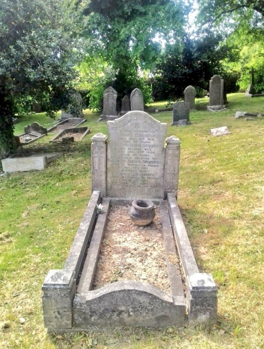 InscriptionsWw1's tweet photo. #RememberedHere
The Shipstone Brothers
> Percy Shipstone
Died of wounds 23 June 1917
Aged 28
> Leonard Boden Shipstone
Died of wounds 18 May 1917
Aged 21
#StMarysChurch #Greasley #Nottinghamshire
#WW1 #LestWeForget
Online records via https://t.co/pY06XbDU6P https://t.co/vkhLiWPTBd