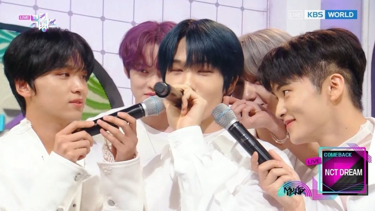 mark & haechan holding their mics up to jisung in todays interview 🤭