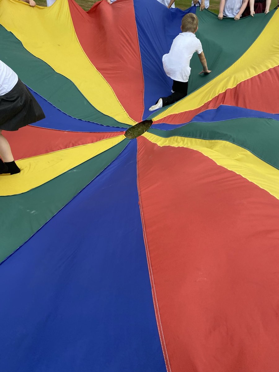 Year 3/4 had a great afternoon at the gardens using the parachute for team building games. They also all had an awesome PE session playing Dutch handball and Rounders