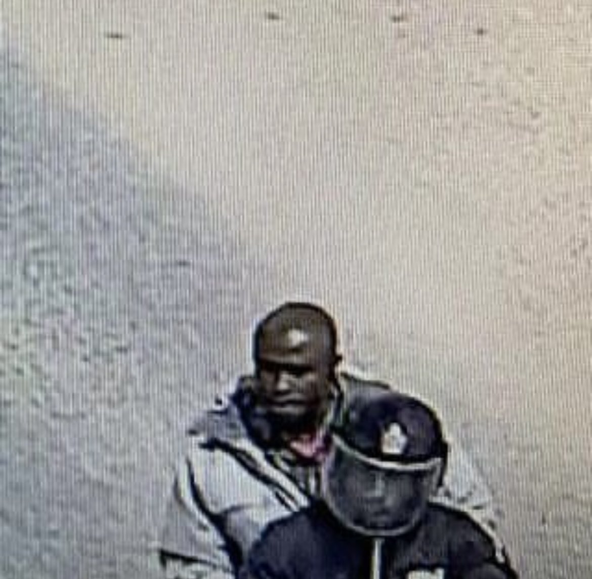 ‼️ One of the suspected robbers who fatally shot a Ghana police officer at Ablekuma bullion van robbery yesterday.
Please help get him arrest.