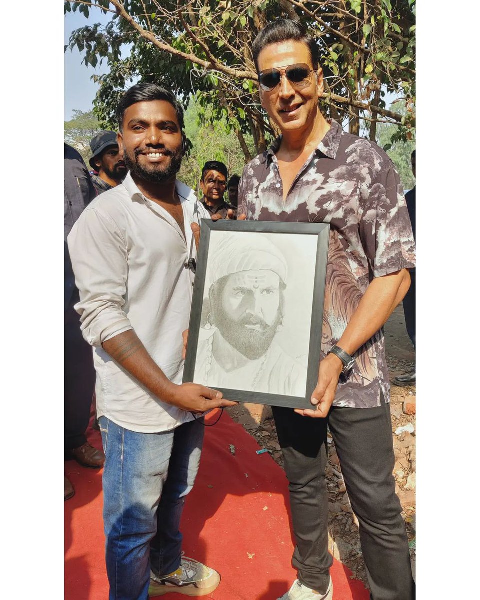 PHOTO- #AkshayKumar𓃵 clicked with an artist on #VedatMaratheVeerDaudaleSaat sets in january in mumbai.

#AkshayKumar as #ChhatrapatiShivajiMaharaj