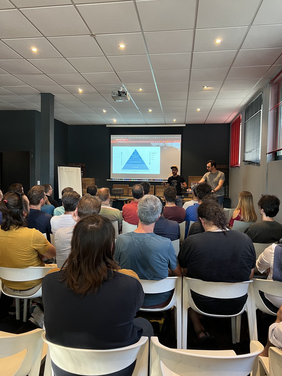 RCA_logiciels's tweet photo. Hier, @sylvain_nb, Développeur RCA &amp; @JPhi_Baconnais, ont animé un talk au @nantesjug, sur les APi pendant la soirée de fin d'année de @nantesjug : "Développeurs, faites exploser vos APIs" https://t.co/xtxBvI0P3p