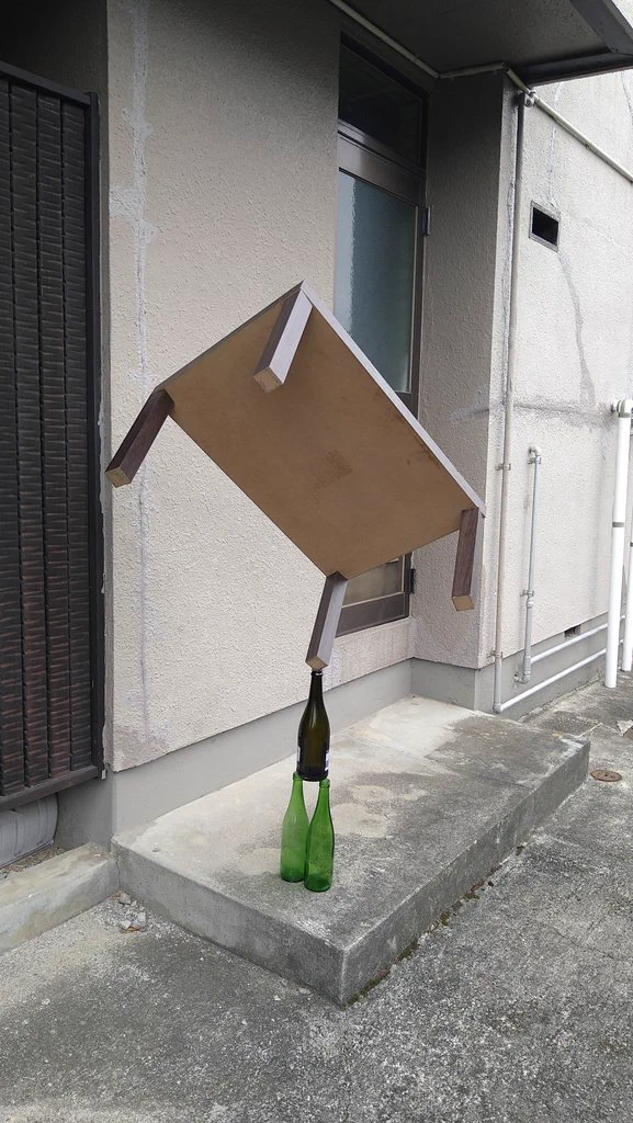 3本の瓶の上に、机を乗せるという大技！しかし気付いたら、貴重な休日が終わっていた。