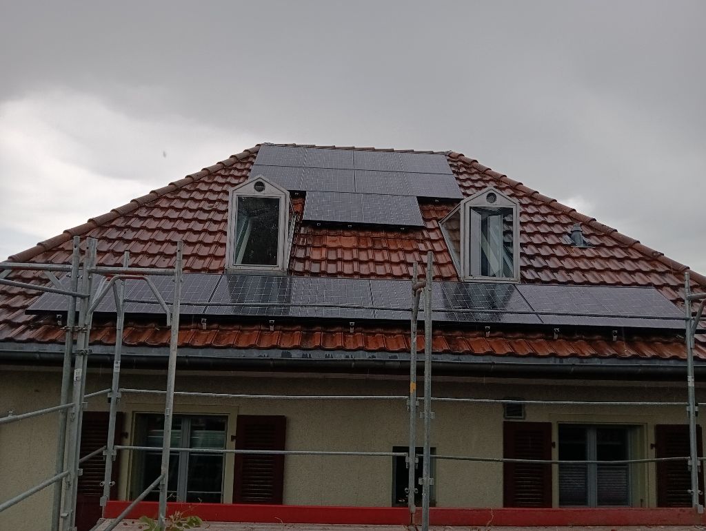 helionauten's tweet photo. #EGch Montage-Crew grüsst aus #Wabern: Unsere #Solarprofis holen das Optimum an #Solarenergie aus jedem Dach! Mehr Module liegen bei dieser #Solaranlage nicht drin 😎 Die Gemeinde #Köniz wollte die Dachbelegung via #Baubewilligung genehmigen. https://t.co/pPHBGj5Uuc