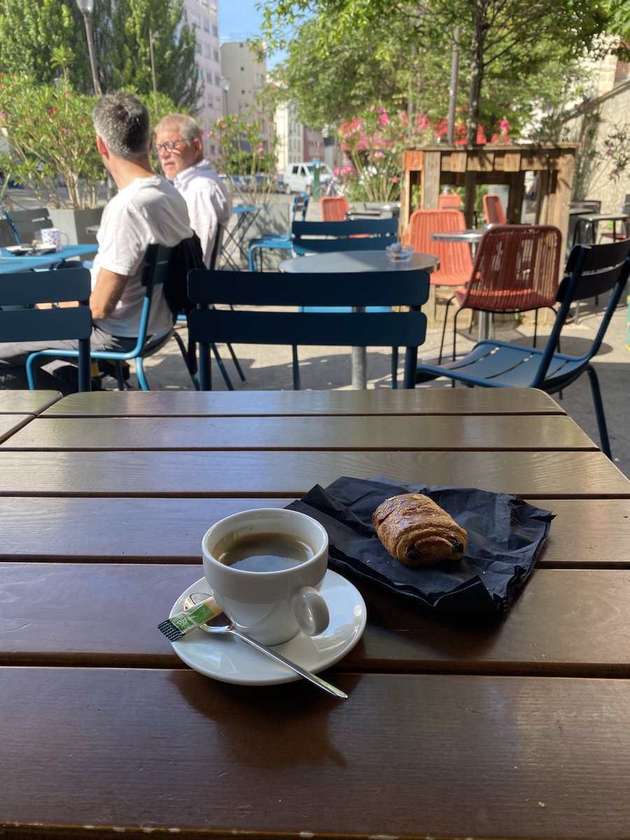 Le petit café du matin qui va bien ☀️ @LesPiaules #Belleville #ThePeople #teampainauchocolat 🥐 <-ceci n’est pas un croissant #whereisemojipainauchocolat