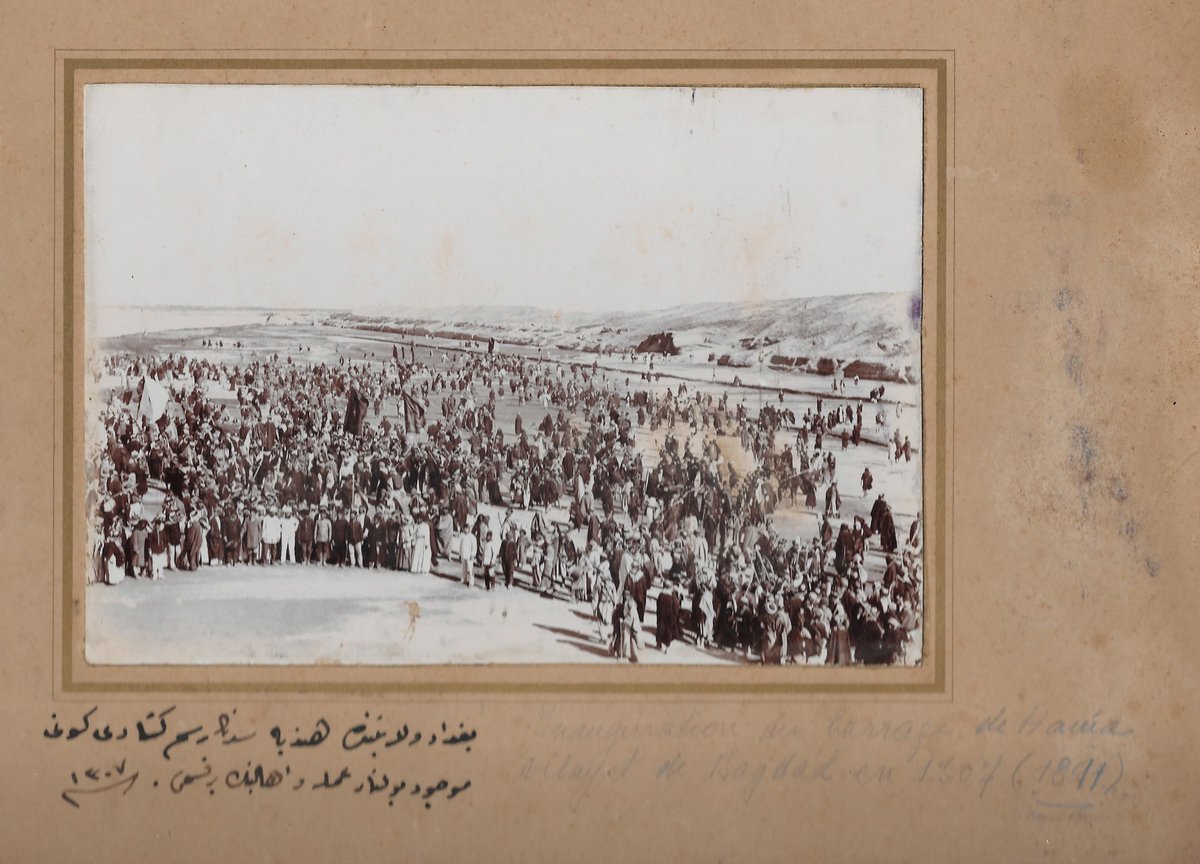 nadidefotograf's tweet photo. Osmanlı dönemi Irak'ın Babil vilayetine bağlı Müseyyib kasabasının güneyinde Fırat Nehri üzerinde kurulu Hindiya Barajı'nın temel atma töreni, 1891
#Iraq #Babil #Musayyib #العراق #المسيب
Uzunluğu 250 metreyi aşan baraj inşaatı ve su mühendisliği yönünden dönemin en ileri ve modern yapısının bir örneği olmuştur.
Baraj Fırat nehri üzerine yapılmasıyla Kerbela, Necef, Hille, Divaniyye, Şamiyye gibi binlerce hektar arazi suya kavuşmuştur. “Dünyanın tahıl ambarı” olarak anılan bölge barajın inşaatıyla bu sıfat perçinlenmiştir.
Baraj bölgeye sadece iktisadi olarak katkı sağlamamıştır aynı zamanda Türk yönetim felsefesinin, insanları ve toplumları din, dil, ırk ve mezhep ayrımı gözetmeksizin “insana hizmetin hakka hizmetin” bir tezahürü olmuştur.
Bölgeye Birinci Dünya Savaşı sonunda İngilizler hâkim olmasıyla büyük fedakârlıkla yapılan barajın semeresini emperyalist İngiliz yönetimi almıştır.
Metin: Dr. Deniz Akpınar