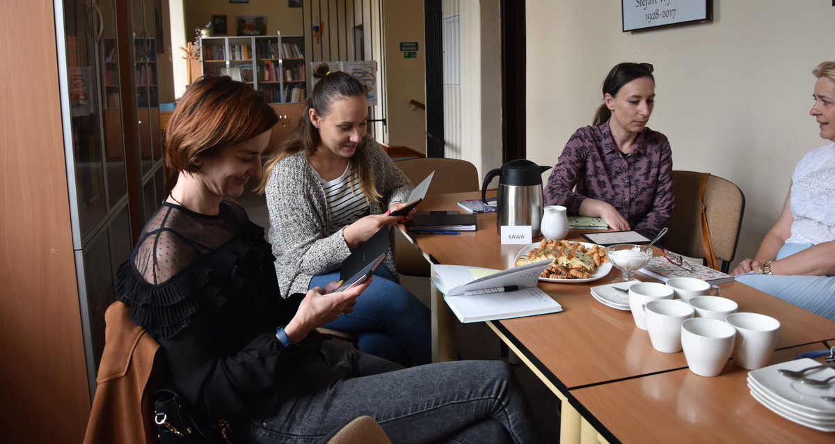 DBiblioteczny's tweet photo. Ciąg dalszy wędrówek po Polsce: szkolenie w PBP Łowicz, spotkanie informacyjne w @wimbpbydgoszcz  i nawiązanie partnerstwa z MPBP w Rypinie😄 #wypożyczenia #międzybiblioteczne #interlibraryloans #Bydgoszcz #Łowicz #Rypin https://t.co/Px5ajNZF9d