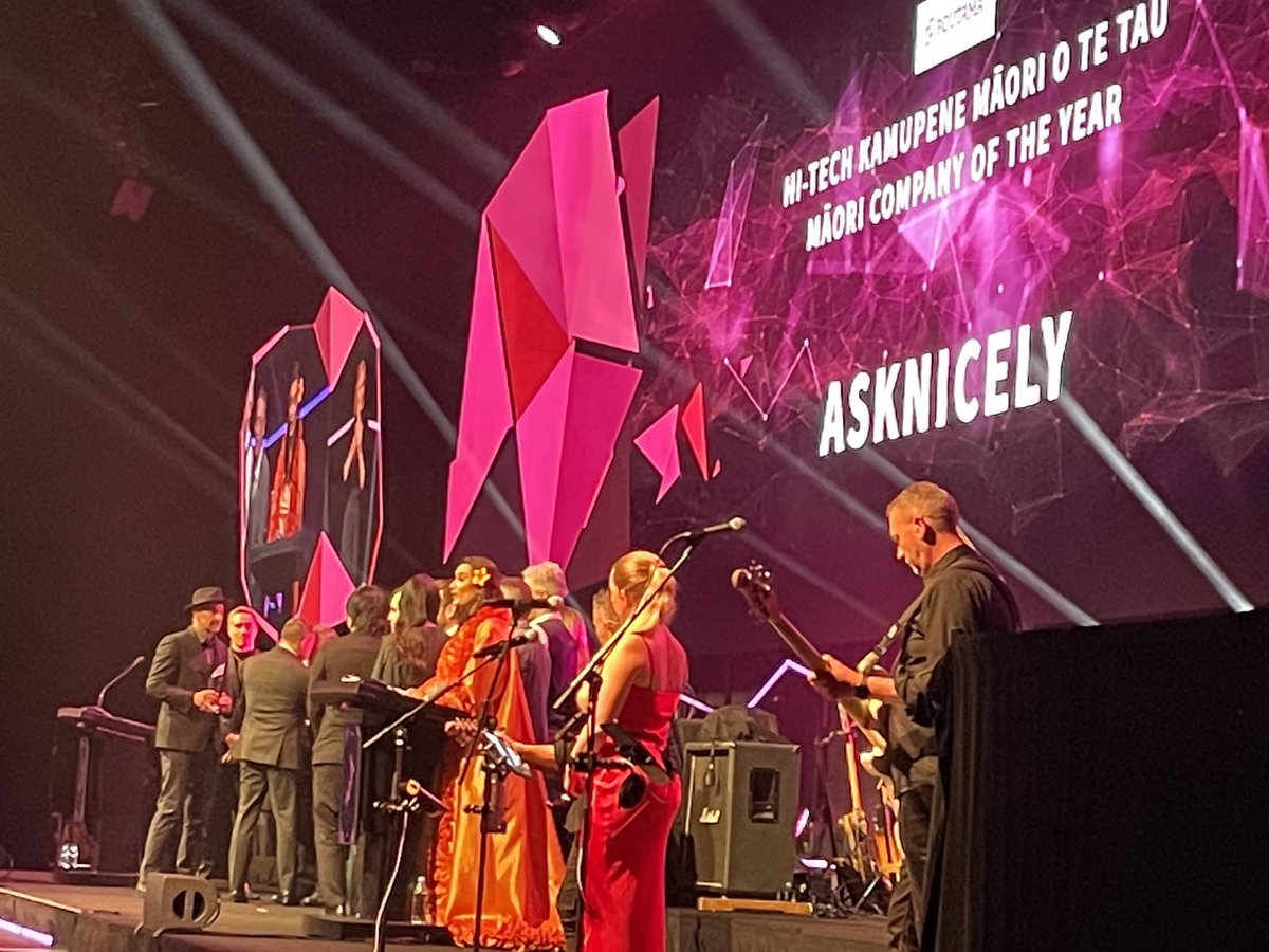 Rai_NZ's tweet photo. So I met this fella at my local boxing gym this morning at 6am and now see him up on stage at Hi Tech awards. Only in Aotearoa 🤙🏼 congrats! #HTANZ p.s. the man is fit 😎 https://t.co/P1n1QqsIUY