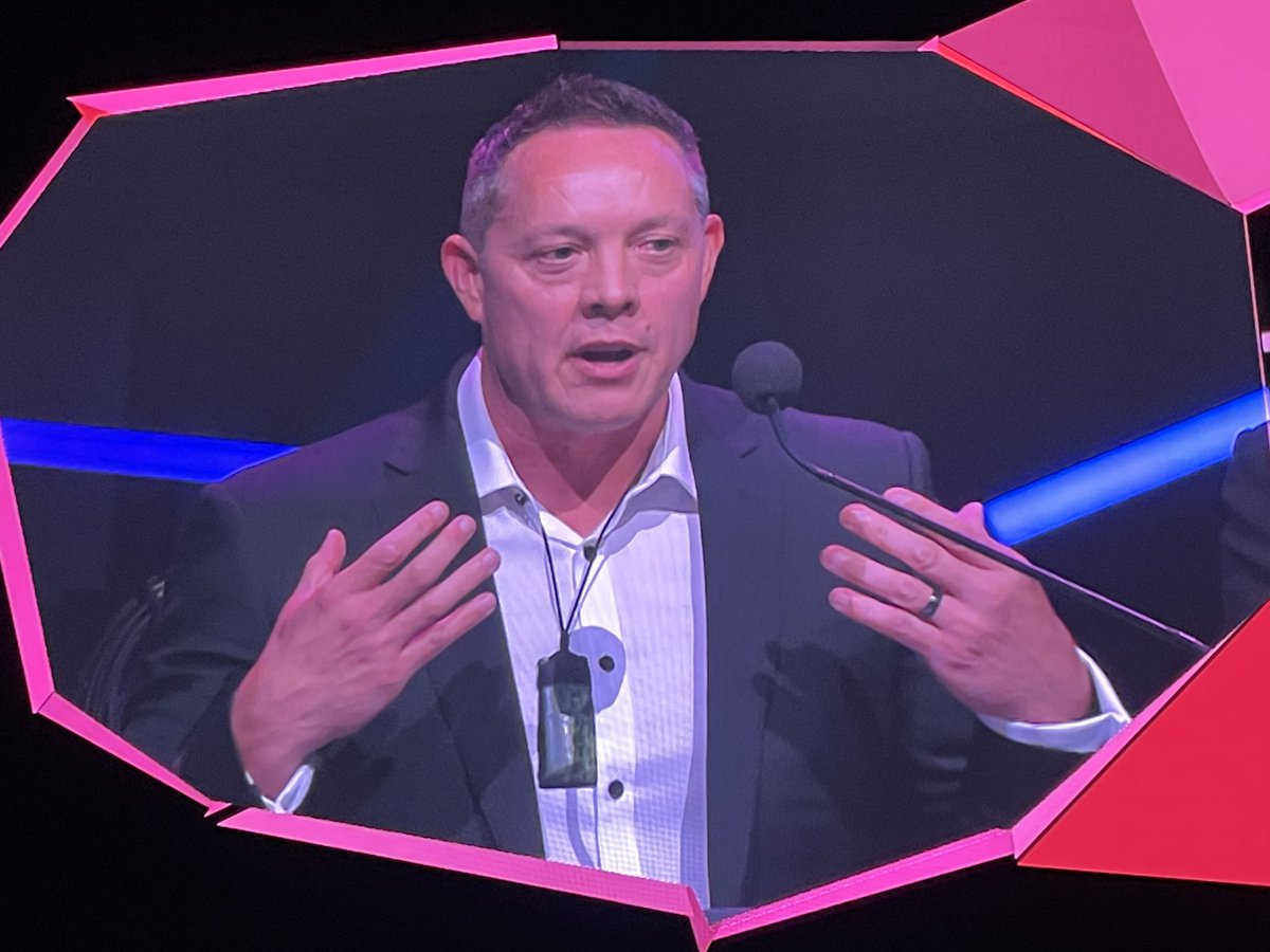 Rai_NZ's tweet photo. So I met this fella at my local boxing gym this morning at 6am and now see him up on stage at Hi Tech awards. Only in Aotearoa 🤙🏼 congrats! #HTANZ p.s. the man is fit 😎 https://t.co/P1n1QqsIUY