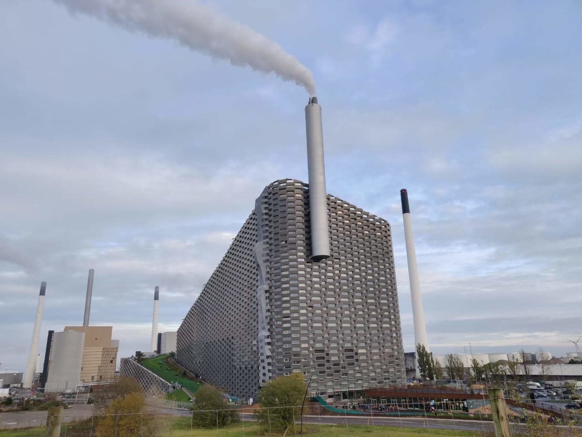 ⚠️Die Ampel lügt sich selbst in die Tasche: #Müllverbrennung wird im #GEG als „erneuerbar“ hindekliniert. 

Mitten im Globalen Norden in 🇩🇰steht mit #Copenhill das Negativbsp eines gefährlichen fossilen Lock-ins. 
=> zerowasteeurope.eu/2019/11/copenh…

Das muss zurückgenommen werden‼️