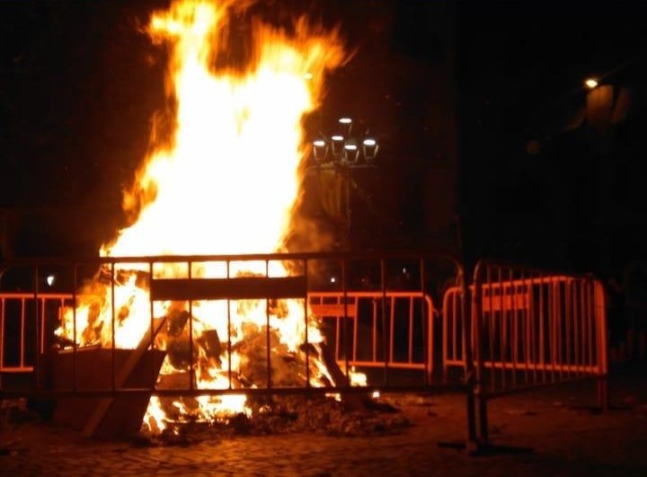 Avui a la Plaça Gispert, a partir de les 19h, tornem a celebrar la Revetlla de Sant Joan!🎉🧨

Quines ganes de tornar a omplir la plaça de cultura popular i alegria!🤩