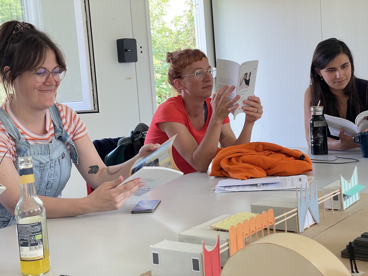 Letzte Woche fand das Fachegsrpäch des Netzwerks "Kunst im Quartier" statt, an dem wir beteiligt sind. Das Thema war Empowerment durch Kunst &amp; Kultur, dem wir uns auch in unserem neuen Praxishandbuch widmen. Downloadbar hier: welt-stadt-quartier.de/wp-content/upl…