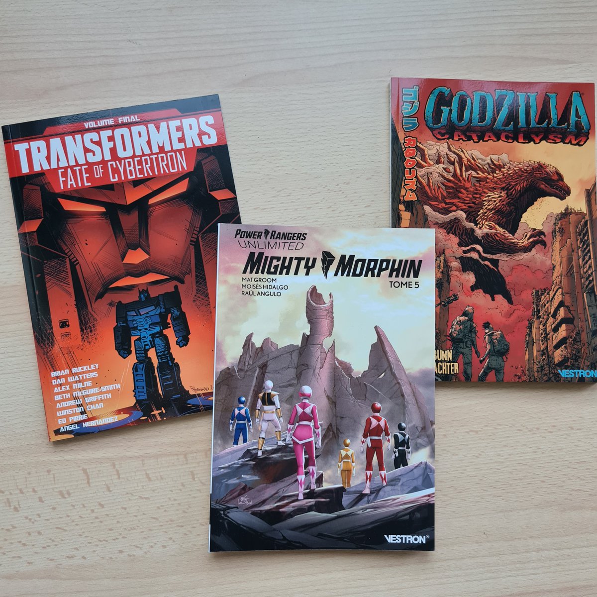 ☀️☀️ 𝗟𝗘𝗦 𝗡𝗢𝗨𝗩𝗘𝗔𝗨𝗧𝗘𝗦 𝗖𝗢𝗠𝗜𝗖𝗦 ☀️☀️
✔️ Du 23/06/2023 🛒
C'est ici &gt;&gt;&gt; excalibur-comics.fr/nouveaux-produ…

Do a Power Bomb en édition classique est déjà en cours de réapprovisionnement car vous vous êtes précipités dessus ! Mais vous pouvez le commander, quand même ;-)