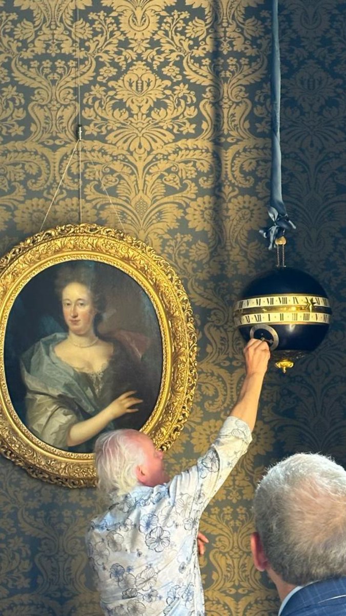 De laat 17de-eeuwse bolklok van #buitenplaats #Nijenburg is weer #thuis! Dankzij donaties van fondsen en onze leden heeft Hendrick de Keyser Monumenten deze bijzondere #klok kunnen terugbrengen naar huis. Wil jij ook helpen bij het behoud van ons #erfgoed?
hendrickdekeyser.nl/help-mee