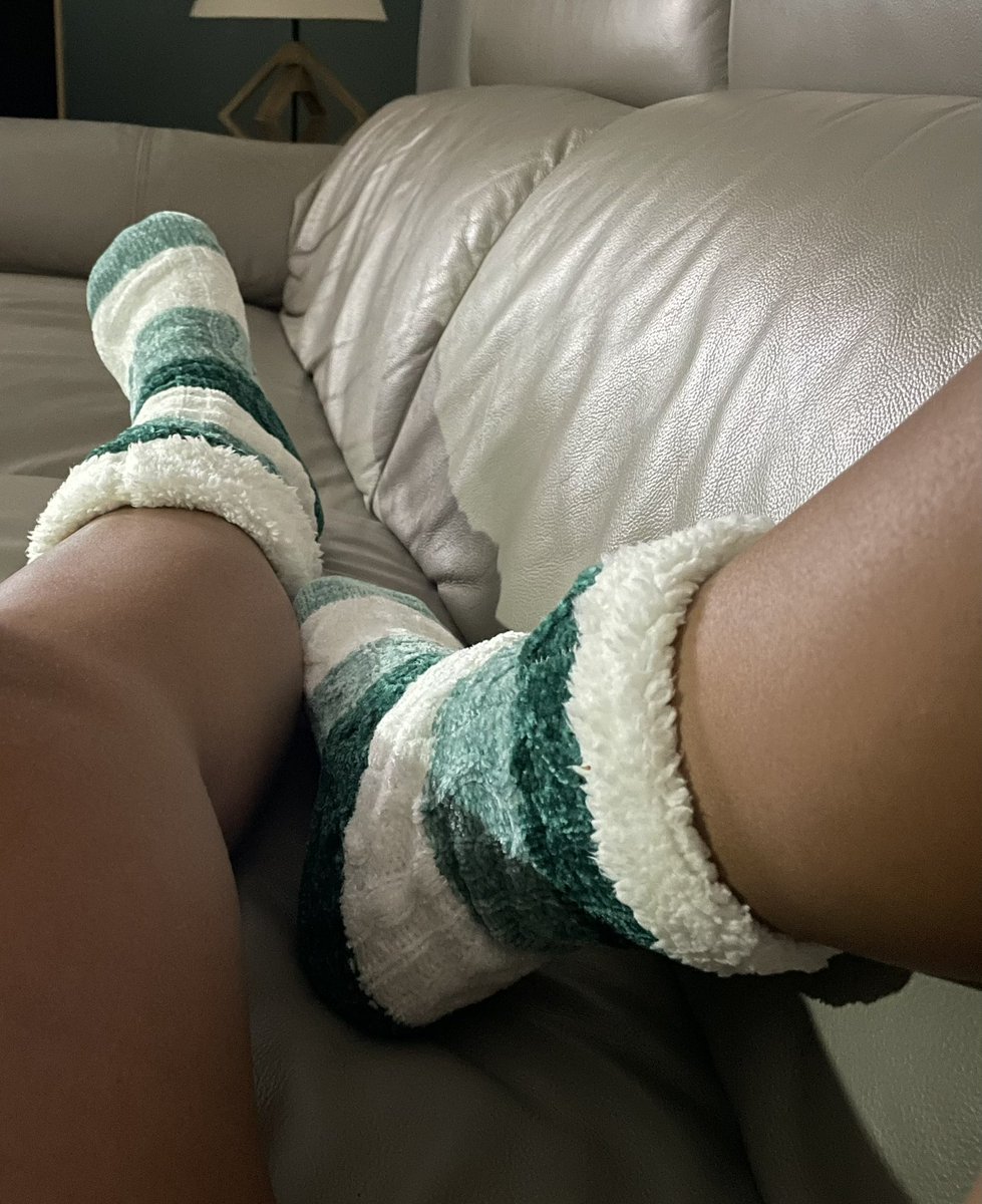 Tonight is a very cold night 😶‍🌫️😶‍🌫️😶‍🌫️❄️❄️
Fleece socks are out 🧣🧣🧣
#socks #chaussette #feet_lover #feet_pic #feetfethish #feetfinder #feetpic #feetpicsforsales #FeetPictures #feetseller #pieds