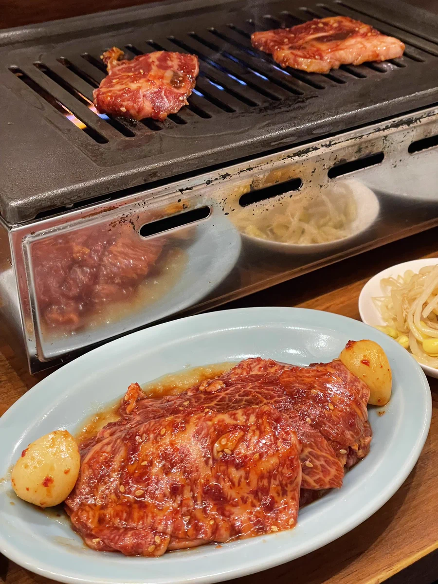 先輩が目を閉じて真剣に語っている隙に肉を一人で食べていたら…目を開けて話をするようになった！