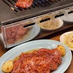先輩が目を閉じて真剣に語っている隙に肉を一人で食べていたら…目を開けて話をするようになった!
