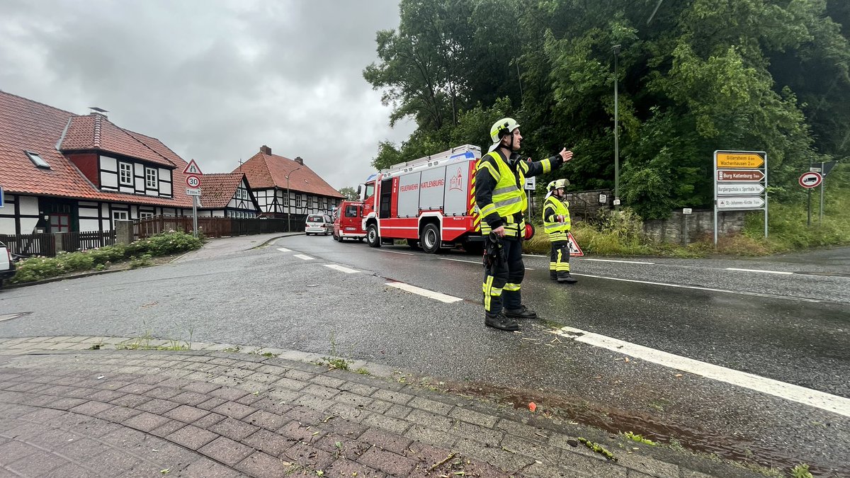 Vollsperrung der Straße zwischen #Katlenburg und #Lindau im Landkreis #Northeim. Hier ist ein Baum auf ein Fahrzeug gestürzt. Die Feuerwehr leitet den Verkehr um.