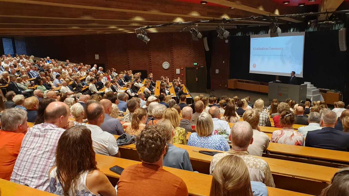 Jeg fikk æren av å holde talen fra de ansatte til studentene på avslutningsseremonien for masterstudentene på Institutt for Informatikk <a href="/UniOslo/">Universitetet i Oslo</a>. En høytidelig seremoni, og spesielt gøy at vi nå har blitt så mange at vi måtte ut av vår eget bygg for å få plass til alle sammen.