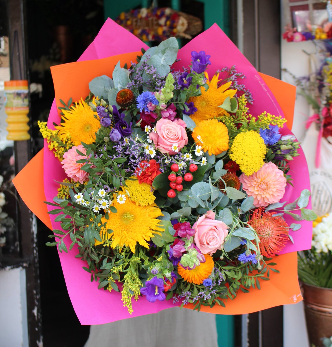 Floral Festival

This week we’re proud to present a colourful festival of flowers representing all the beauty and diversity of the world! 

Enjoy a festival of flowers!

greendoorflorist.com/product/weekly…

#greendoorstyle